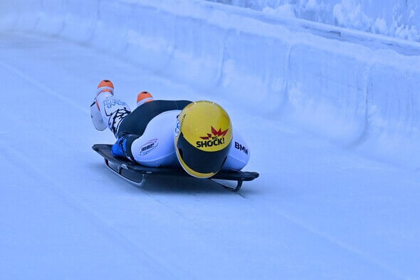 Zimní sport skeleton, česká závodnice Anna Fernstadtová v ledovém korytu