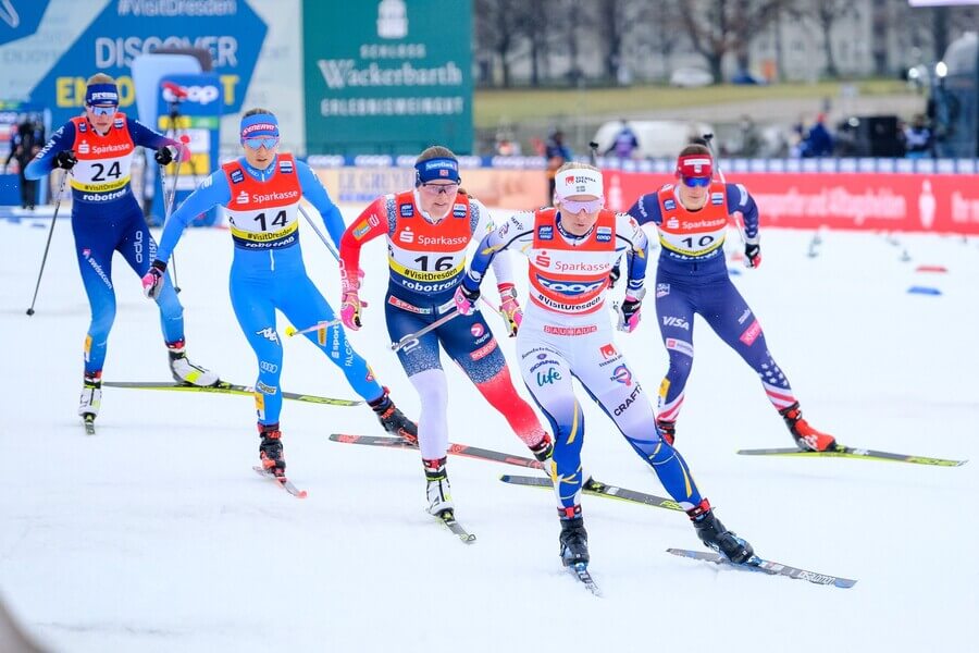 Běh na lyžích, FIS Světový pohár, závodnice při sprintu, v čele Maja Dahlqvist ze Švédska