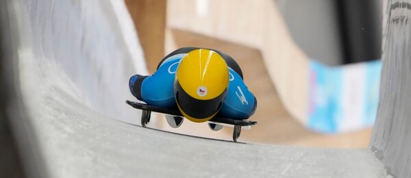 Zimní sport skeleton, česká závodnice Anna Fernstadtová v ledovém korytu během ZOH