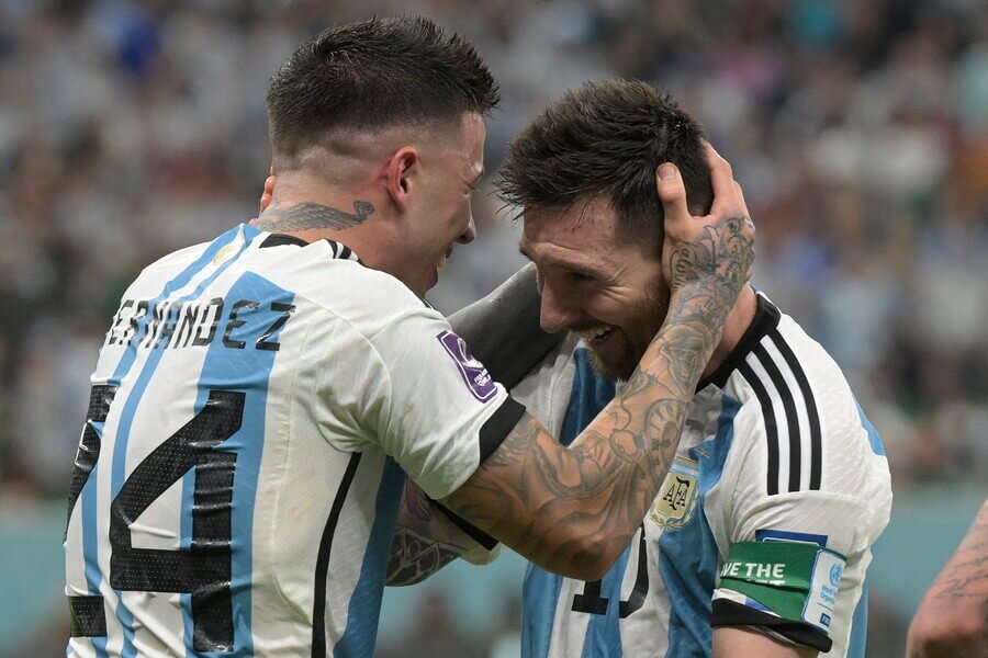 Enzo Fernández a Lionel Messi (Argentina)