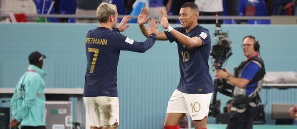 Fotbalisté Francie Kylian Mbappé a Antoine Griezmann na MS 2022 v Kataru - sledujte utkání Tunisko vs Francie živě dnes v online live streamu