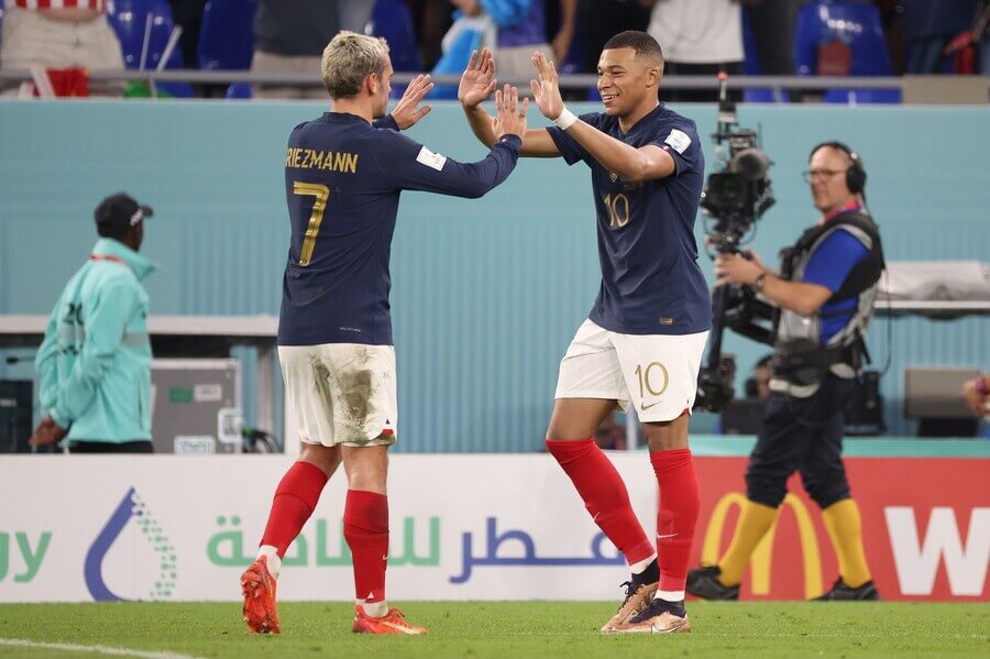 Fotbalisté Francie Kylian Mbappé a Antoine Griezmann na MS 2022 v Kataru - sledujte utkání Tunisko vs Francie živě dnes v online live streamu