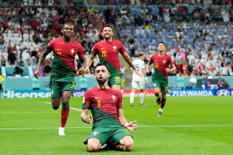 Bruno Fernandes se raduje z gólu Portugalska na MS ve fotbale 2022