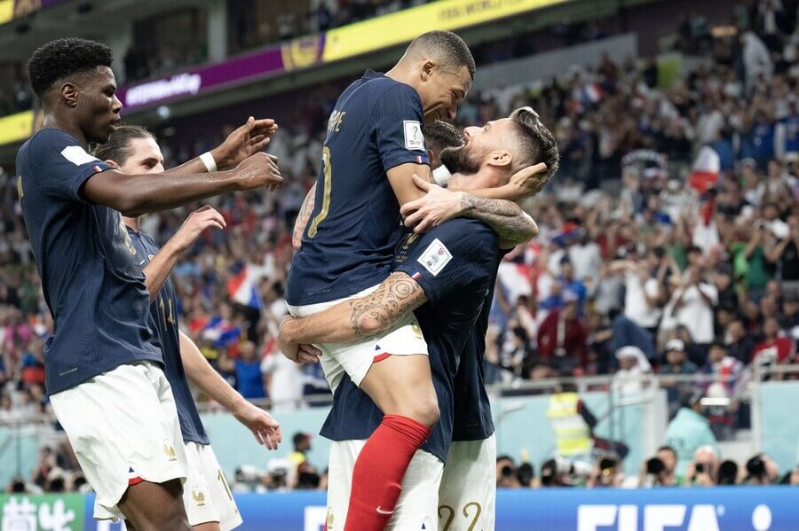 Kylian Mbappé a Olivier Giroud svými góly zajisitli postup Francie do čtvrtfinále MS ve fotbale 2022 - Profimedia