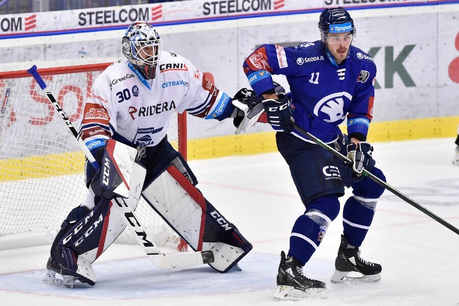 Aleš Stezka s HC Vítkovice Ridera a Kryštof Hrabík z HC Škoda Plzeň - sledujte dnes hokej Vítkovice vs Plzeň živě - live stream online zdarma