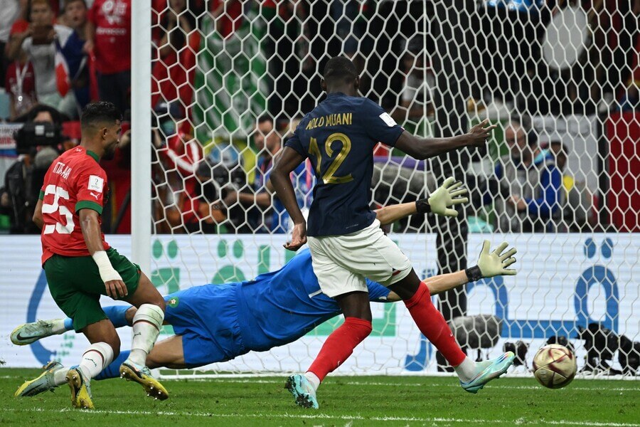 Kolo Muani dává druhý gól Francie proti Maroku