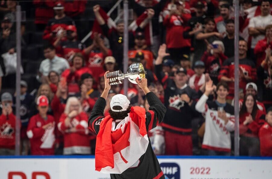 Hokejisté Kanady po vítězství na MS v hokeji juniorů - jaké jsou nominace a soupisky MS U20 v ledním hokeji