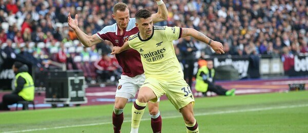 Granit Xhaka a Vladimír Coufal v souboji o míč v květnovém zápase West Ham vs Arsenal - Profimedia