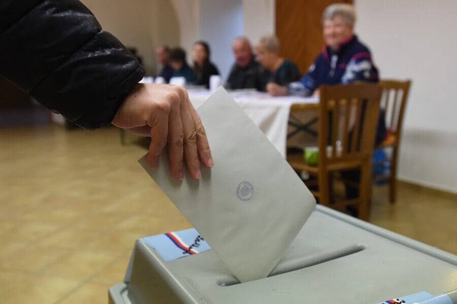 Volby - volební urna, hlasovací místnost
