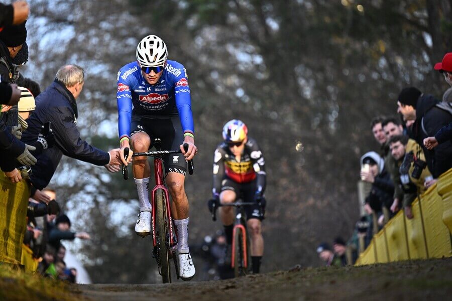 Cyklokros, Mathieu van der Poel a Wout Van Aert při závodě Superprestige v Belgii