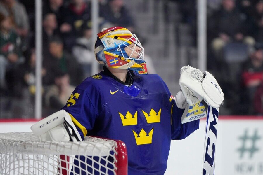 Švéd Carl Lindbom je zatím nejlepším brankářem MS v hokeji juniorů 2023 - Profimedia