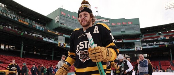 Hokejista David Pastrňák se připravuje na NHL Winter Classic 2023 pod širým nebem - sledujte hokej Boston vs Pittsburgh živě v live streamu online - foto Profimedia