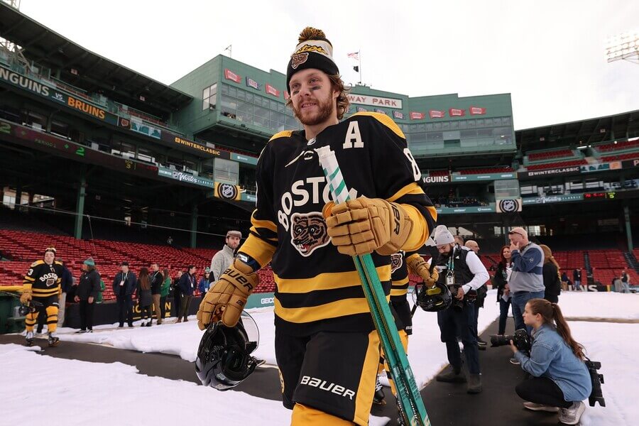 Hokejista David Pastrňák se připravuje na NHL Winter Classic 2023 pod širým nebem - sledujte hokej Boston vs Pittsburgh živě v live streamu online - foto Profimedia