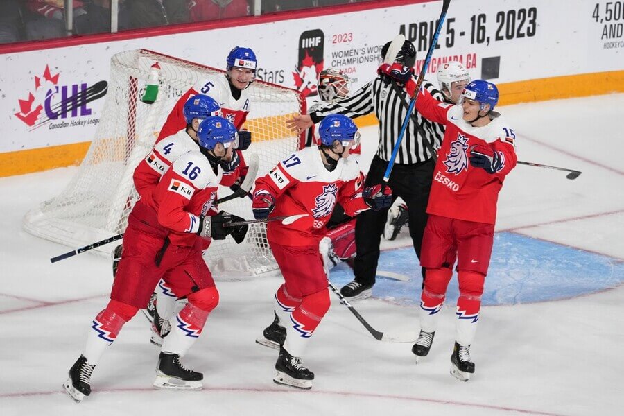 Čeští hokejisti do 20 let deklasovali Švýcarsko a postoupili do semifinále MS juniorů 2023 - Profimedia