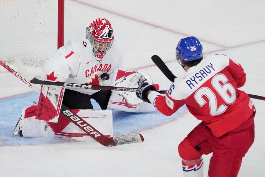 Finále MS v hokeji juniorů 2023 Česko vs Kanada - Ryšavý v šanci proti Milicovi