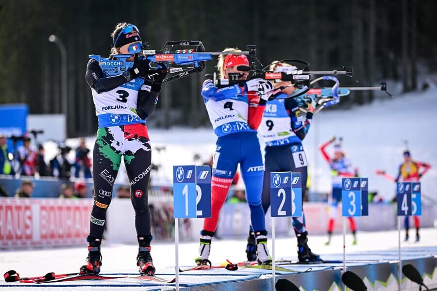 Biatlon, ženské závodnice na střelnici během Světového poháru v Pokljuce