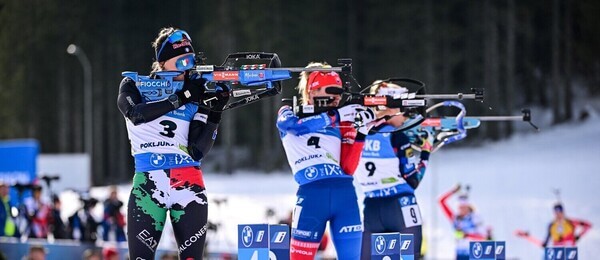 Biatlon, ženské závodnice na střelnici během Světového poháru v Pokljuce