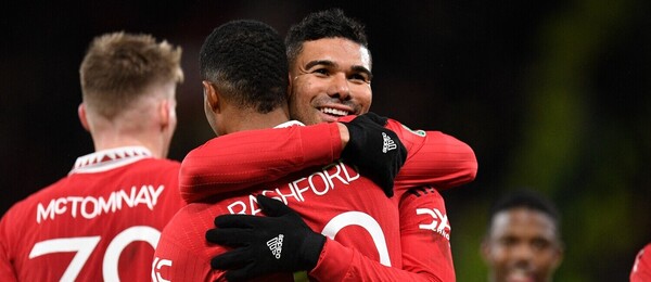 Casemiro a Marcus Rashford po gólu do sítě Charltonu