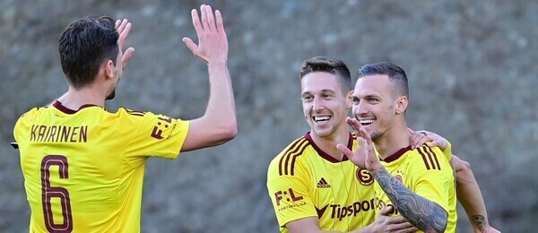 Kairinen, Wiesner a Haraslín se radují z gólu proti Stuttgartu