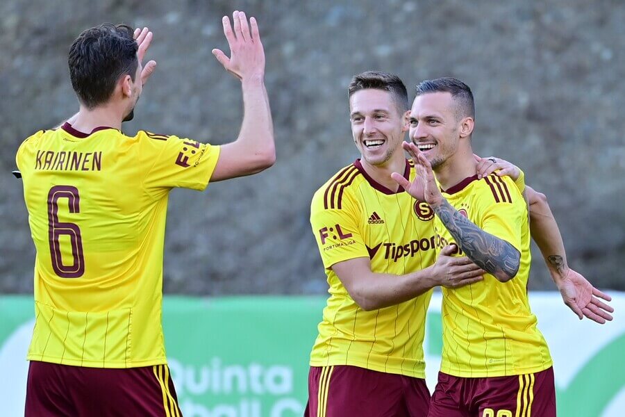 Kairinen, Wiesner a Haraslín se radují z gólu proti Stuttgartu