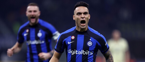 Lautaro Martínez slaví gól proti Hellasu Verona