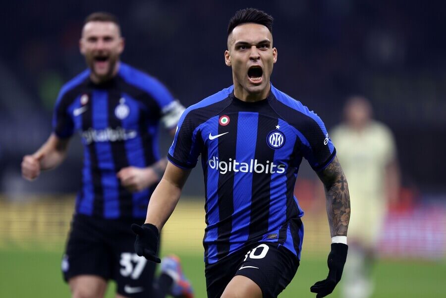 Lautaro Martínez slaví gól proti Hellasu Verona