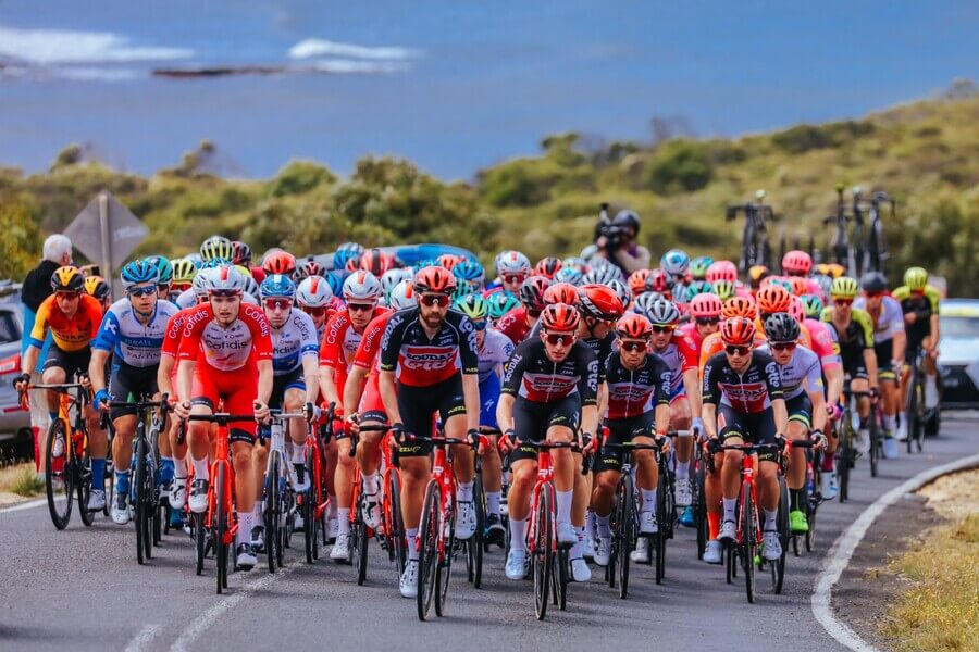 Cyklistika, UCI World Tour, peloton při Cadel Evans Great Ocean Road Race v Austrálii v roce 2020