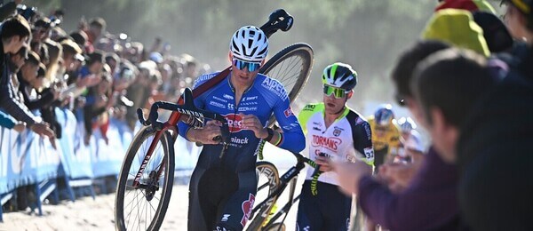 Cyklokros, Mathieu van der Poel během závodu Světového poháru v Benidormu