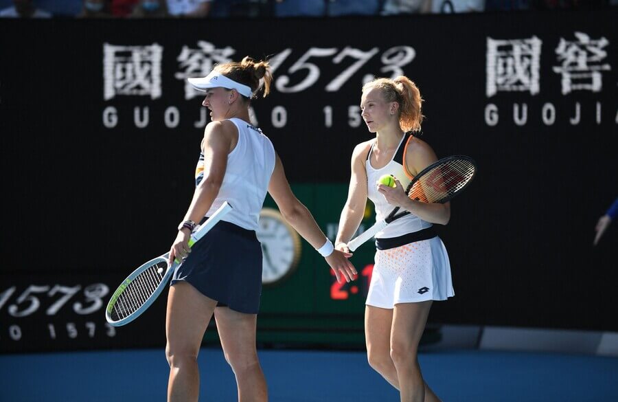 Barbora Krejíčková a Kateřina Siniaková v utkání čtyřhry na Australian Open - Krejčíková a Siniaková dnes hrají semifinále Australian Open 2023 - foto Profimedia