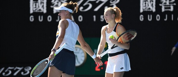 Barbora Krejíčková a Kateřina Siniaková v utkání čtyřhry na Australian Open - Krejčíková a Siniaková dnes hrají semifinále Australian Open 2023 - foto Profimedia