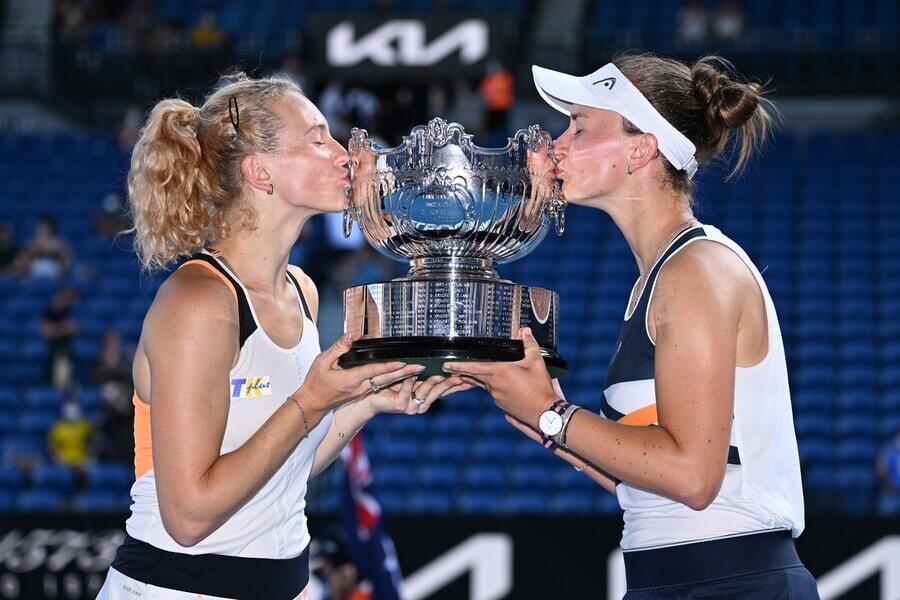 Brabora Krejčíková a Kateřina Siniaková s trofejí pro vítězky Australian Open v Melbourne - Krejčíková a Siniaková dnes hrají finále čtyřhry na Australian Open
