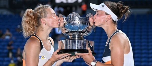 Brabora Krejčíková a Kateřina Siniaková s trofejí pro vítězky Australian Open v Melbourne - Krejčíková a Siniaková dnes hrají finále čtyřhry na Australian Open