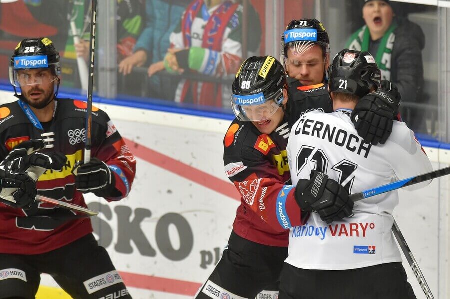 Hokejisté HC Sparta Praha a HC Energie Karlovy Vary v utkání Tipsport extraligy TELH 2022-2023 - sledujte hokej Sparta - Karlovy Vary dnes živě - live stream online