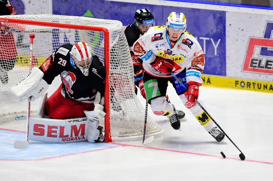 Hokejisté Olomouce Jan Lukáš a Pardubic Lukáš Radil v utkání Tipsport extraligy 2022-2023 - sledujte dnes hokej Pardubice - Olomouc živě v online livestreamu