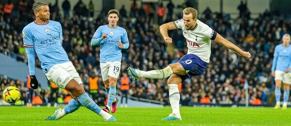 Harry Kane pálí na branku Manchesteru City. Jak se bude kapitánovi Tottenhamu dařit dnes?