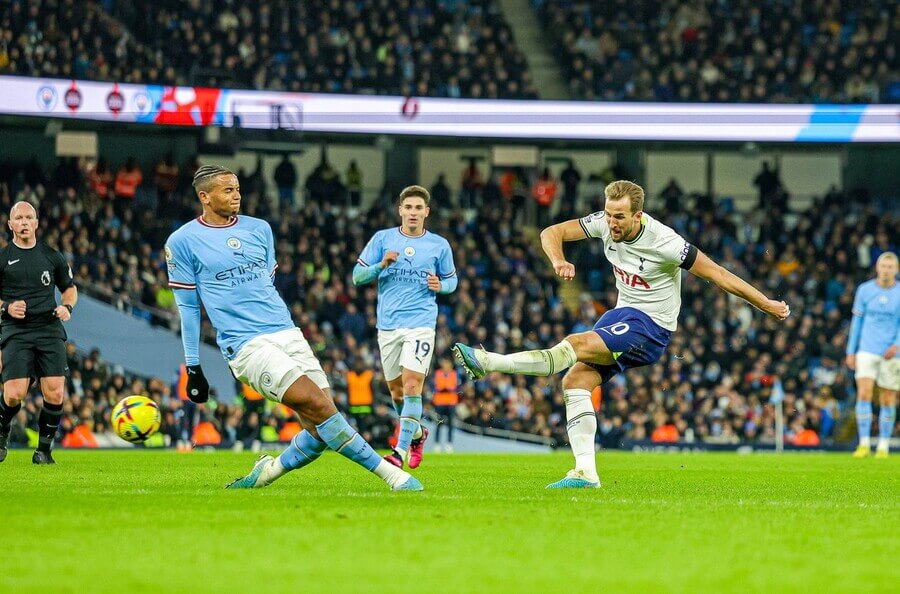 Harry Kane pálí na branku Manchesteru City. Jak se bude kapitánovi Tottenhamu dařit dnes?