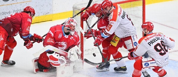 Hokejisté Mountfield HK a HC Oceláři Třinec v utkání Tipsport extraligy 2022-2023 - sledujte dnes hokej Hradec Králové - Třinec živě v online live streamu zdarma