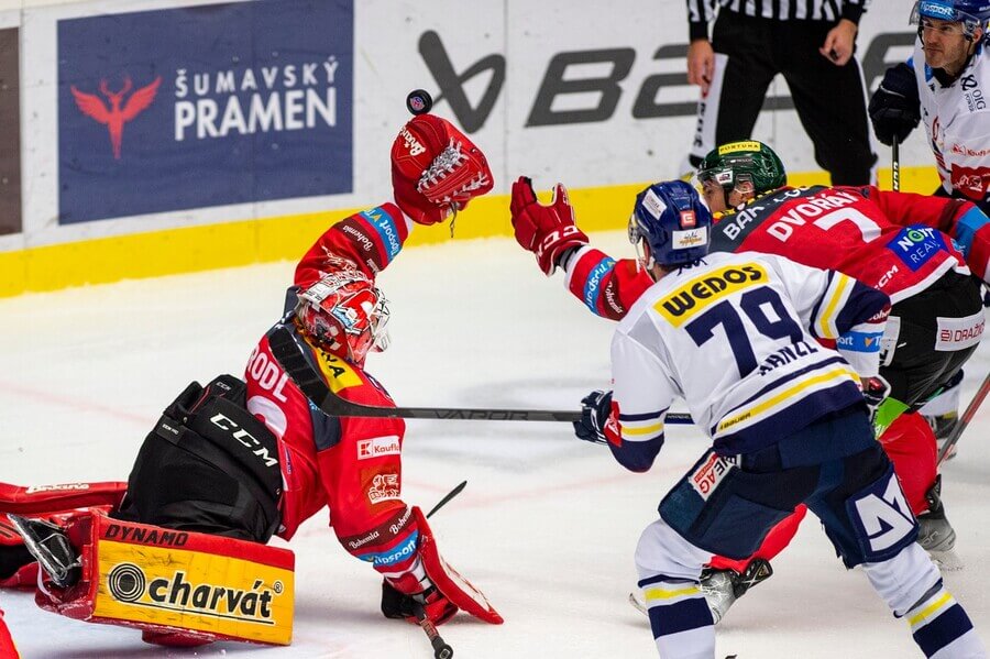 Hokejisté HC Motor České Budějovice a HC Dynamo Pardubice v utkání Tipsport extraligy 2022-2023 - kde sledovat hokej České Budějovice - Pardubice dnes živě v online live streamu zdarma