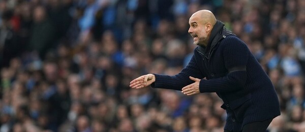 Pep Guardiola při zápase s Aston Villou