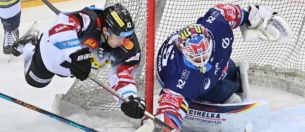 Hokejisté David Vitouch z HC Sparta Praha a Dominik Hrachovina z HC Motor České Budějovice - sledujte hokej České Budějovice - Sparta dnes živě v online live streamu