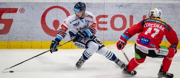 Hokejisté Jan Bernovský z HC Vítkovice Ridera a Peter Čerešňák z HC Dynamo Pardubice v utkání Tipsport extraligy - sledujte dnes hokej Pardubice vs Vítkovice živě - online live stream zdarma