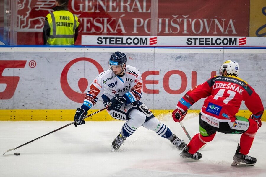 Hokejisté Jan Bernovský z HC Vítkovice Ridera a Peter Čerešňák z HC Dynamo Pardubice v utkání Tipsport extraligy - sledujte dnes hokej Pardubice vs Vítkovice živě - online live stream zdarma