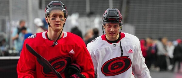 Hokejisté Carolina Hurricanes Martin Nečas a Jesper Fast při tréninku před NHL Stadium Series 2023 - sledujte hokej Carolina vs Washington živě - online live stream