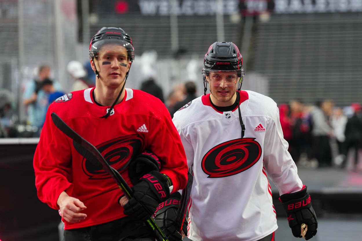 Hokejisté Carolina Hurricanes Martin Nečas a Jesper Fast při tréninku před NHL Stadium Series 2023 - sledujte hokej Carolina vs Washington živě - online live stream