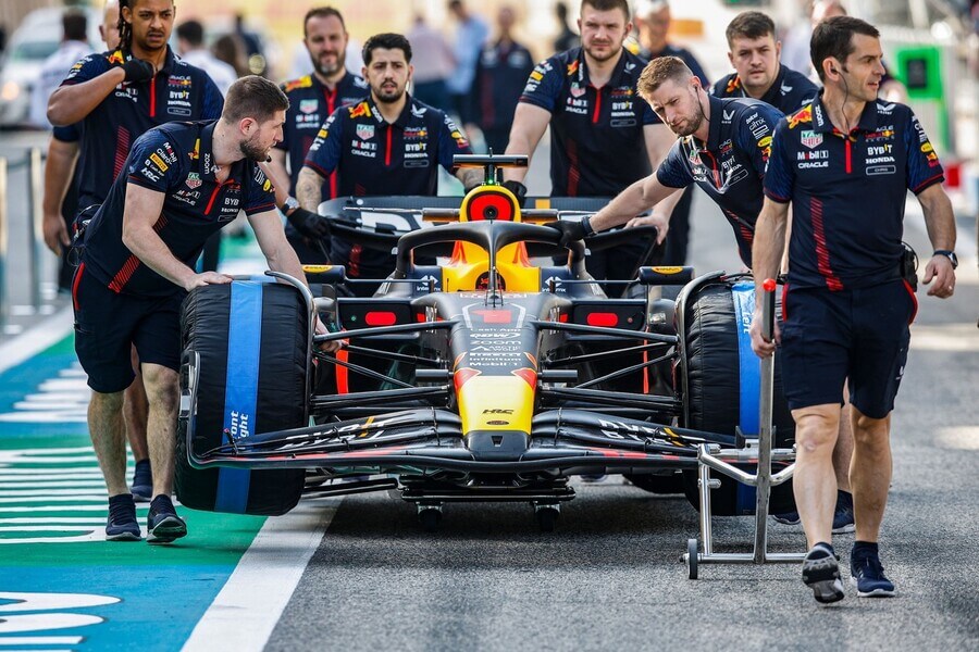 Tým Red Bullu na předsezonních testech v Bahrajnu