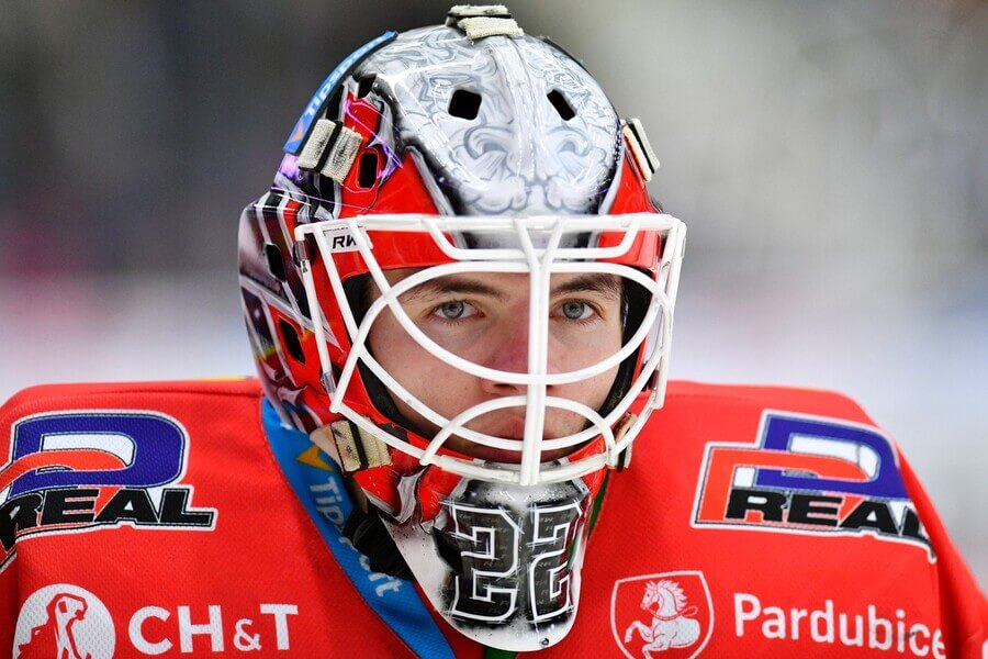 Brankář Dynama Pardubice Roman Will v zápase Tipsport ELH 2022-2023 - sledujte dnes hokej Pardubice vs Kometa Brno živě - online live stream zdarma