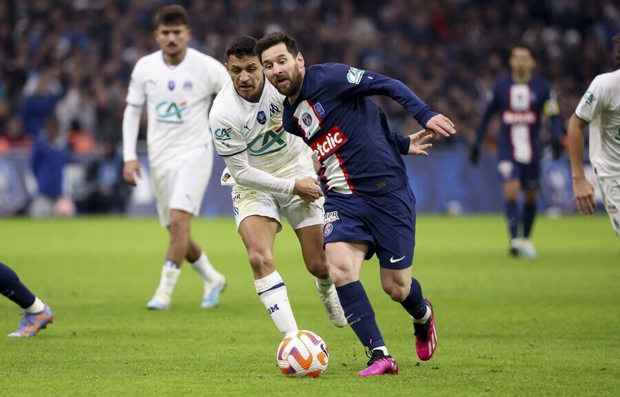 Jihoamerické hvězdy Alexis Sánchez a Lionel Messi dnes proti sobě v zápase Ligue 1 Marseille vs PSG