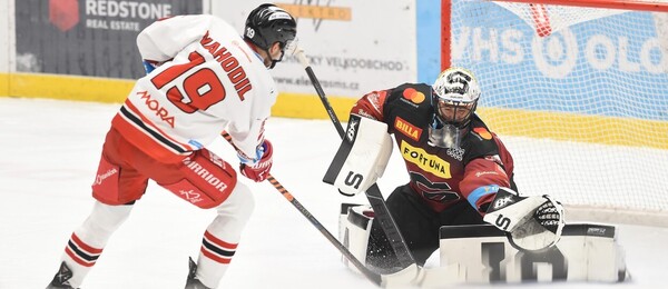 Hokejisté Lukáš Nahodil z HC Olomouc a Jakub Kovář z HC Sparta Praha v utkání Tipsport extraligy 2022-2023 - sledujte dnes hokej Sparta - Olomouc živě - online live stream zdarma