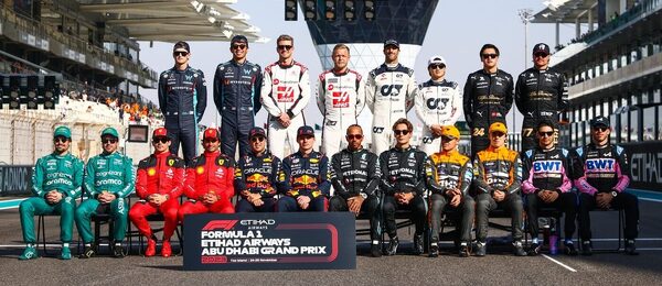 Společný snímek všech závodníků Formule 1 ze závěru loňského ročníku. Veškeré informace o jejich výkonech a statistiky najdete v našem článku.