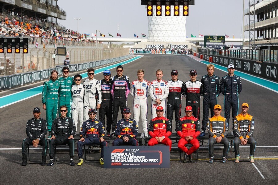 Společný snímek všech závodníků F1 ze závěru loňského ročníku. Veškeré info o přestupech jezdců a předsezónní formě týmů se dočtete v našem článku.